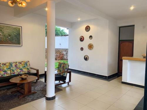 布琼布拉Exodus Apartments的客厅配有沙发和桌子