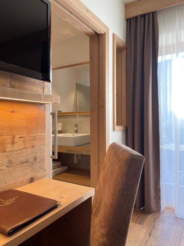 韦尔图尔诺莫亚里霍夫酒店的客房设有一张桌子、一把椅子和一台电视