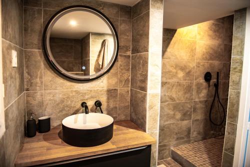 马赛Honoré - Rooftop- Centre Vieux Port的一间带水槽和镜子的浴室