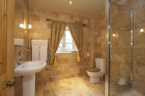 柯比穆尔赛德玉米磨坊旅馆的浴室配有卫生间、盥洗盆和淋浴。