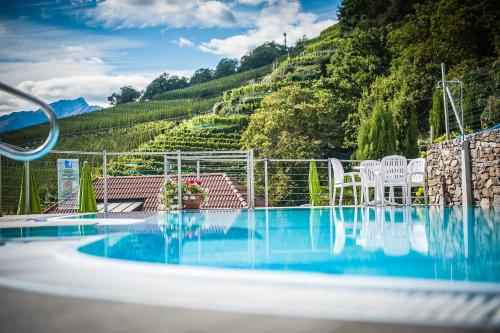 卡斯泰尔贝洛Panorama Hotel Himmelreich的山景游泳池