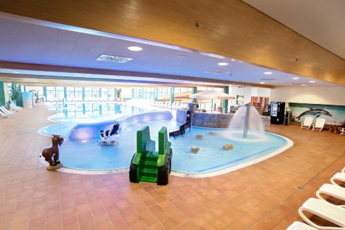 巴特基辛根索奈胡格酒店的一座大型室内游泳池
