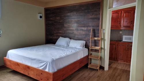 TarouArliebev apartments 1的一间卧室配有一张带木制床头板的床