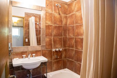 蒂尔卡拉CasaCalma Hotel Boutique的浴室配有盥洗盆和浴缸。