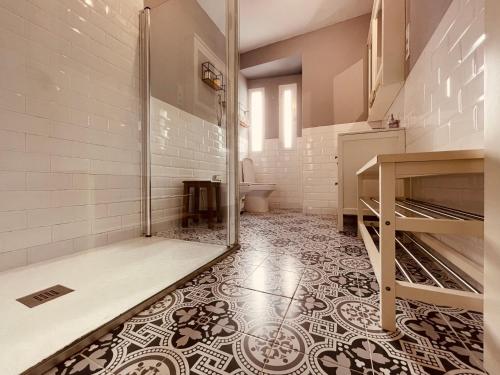 拉斯内格拉斯Apartamento Cerro del Aire的带淋浴的浴室和瓷砖地板。