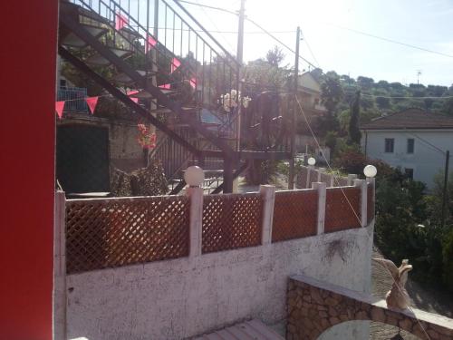 阿格罗波利Villa Luna Rossa的房屋前有楼梯的栅栏