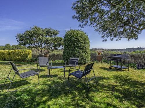 巴塞罗那Casa familiar con piscina的一群椅子和一架钢琴在草地上
