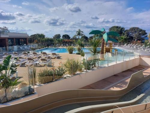 圣拉斐尔Blue Horizon的一个带椅子和遮阳伞的游泳池的度假酒店