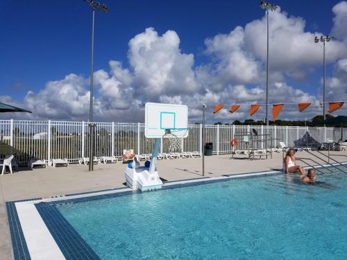 马纳索塔基Suite 3的几个人在一个带篮球架的游泳池里