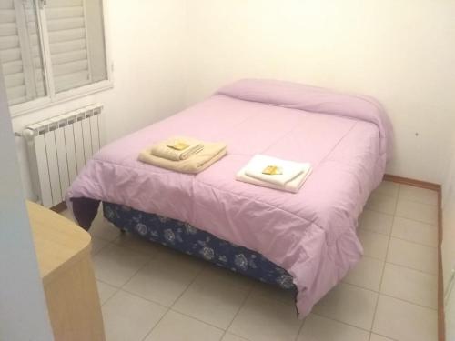 乌斯怀亚AzulTDF C的一张小床,上面有两条毛巾