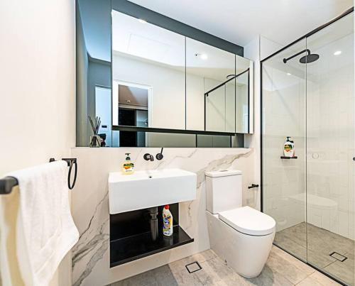 墨尔本Relaxing Urban Oasis的一间带水槽、卫生间和淋浴的浴室