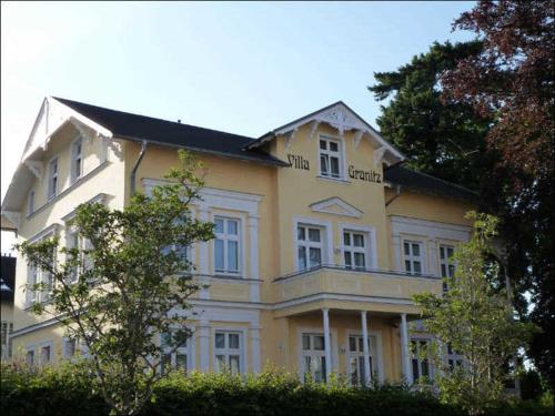 奥斯特巴德·哥伦Villa Granitz - Ferienwohnung 45463的一座大型黄色建筑,有很多窗户