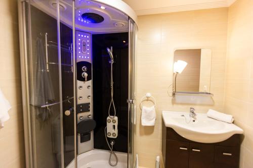 福斯Apartagal-Urbanización Foz II的带淋浴的浴室,配有控制器