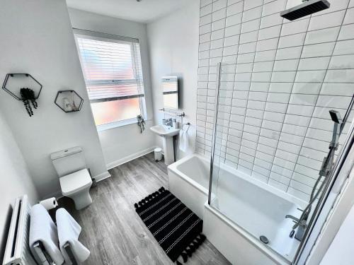 曼彻斯特House in Manchester的带淋浴、卫生间和盥洗盆的浴室