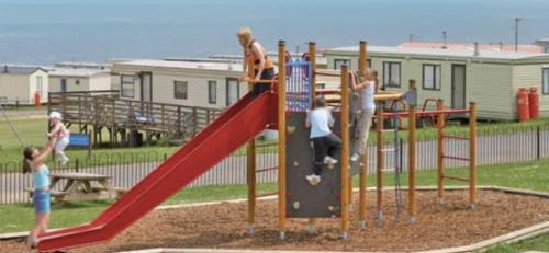HordenCrimdon dean park的一群儿童在游乐场玩耍