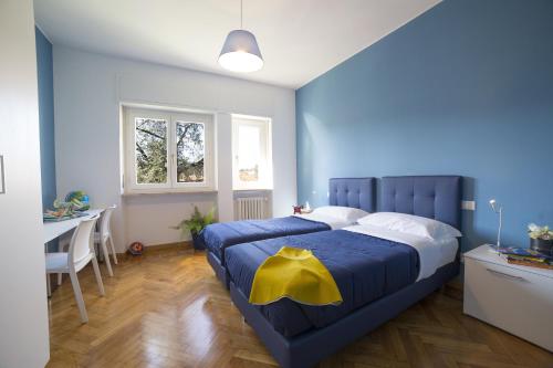 米兰甘巴拉追梦斯公寓式酒店的蓝色的卧室配有蓝色的床和一张桌子