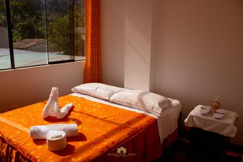 PillcopataHinkiori Inn - Hotel Manu的一间卧室配有带毛巾的床和窗户。