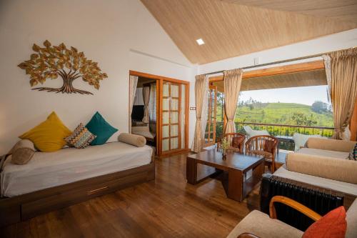 科塔吉里Green Nest Resort Ooty的客厅配有沙发和桌子