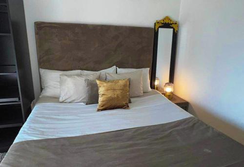 马尔默Private Room in Apartment的一间卧室配有一张大床和两个枕头