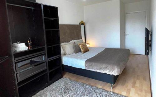 马尔默Private Room in Apartment的一间小卧室,配有一张床和一个梳妆台