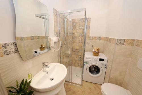 PianilloMon Reve 2的浴室配有卫生间水槽和洗衣机。