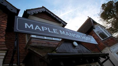 克劳利The Maple Manor Hotel and guest holiday parking的大楼上市长庄园的街道标志