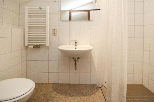 卡尔斯哈根QUARTIER 18 - Studio Sonnenschein 2 strandnah的白色的浴室设有卫生间和水槽。