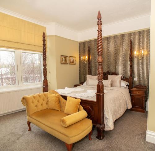 温德米尔Beaumont Guest House - FREE off-site Health Club - Adults Only的一间卧室配有一张大床和一把椅子