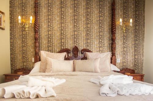 温德米尔Beaumont Guest House - FREE off-site Health Club - Adults Only的一间卧室配有带毛巾的床
