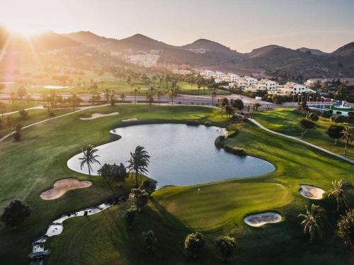 阿塔玛丽亚Cozy House in La Manga Club的享有高尔夫球场空中美景,设有池塘