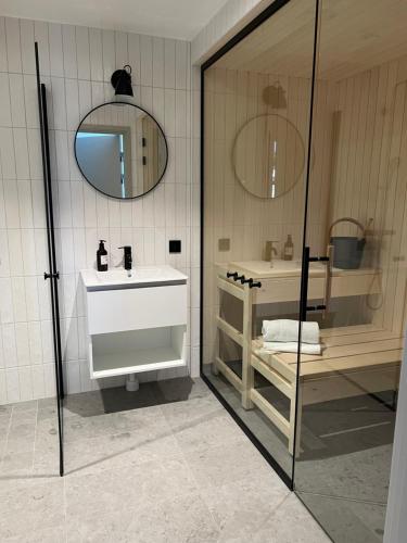 萨伦Fjällglim36的浴室设有白色水槽和镜子