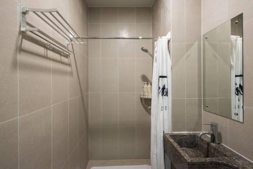 深圳WESU微宿行政公寓(深圳深大地铁店)的带淋浴和盥洗盆的浴室
