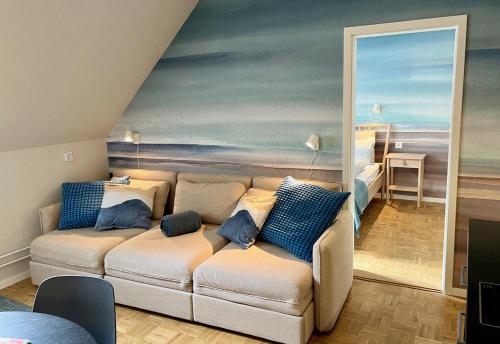 伯尔尼bedinBERN Aparthotel的带沙发和绘画的客厅