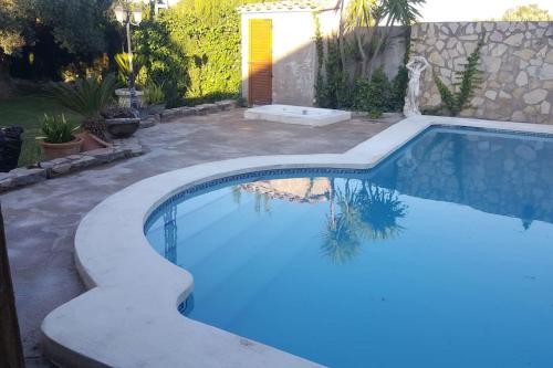 阿尔考斯布里VILLA CARMEN的蓝色水的后院游泳池