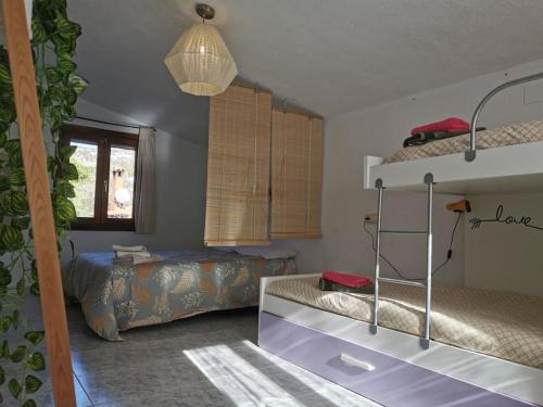 阿尔考斯布里VILLA CARMEN的一间卧室配有两张床和一张双层床。