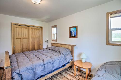 CraigWaterfront Apt with Mtn View, Walk Into Town!的一间卧室配有一张床、一张桌子和一个窗户。