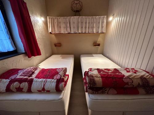 维尔通Le petit Rabais的一间小房间,内设两张床
