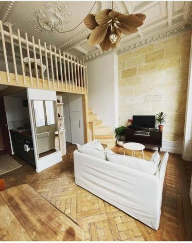 波尔多Appartement gare Saint jean的客厅设有白色沙发和天花板