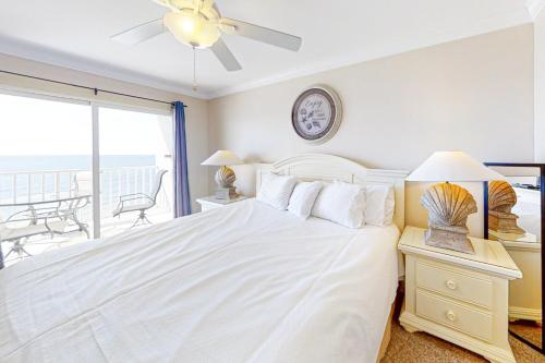 格尔夫海岸Ocean House II 2602的一间带白色床的卧室和一个阳台