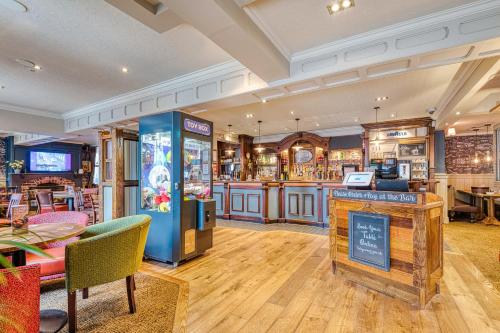 爱丁堡Toby Carvery Edinburgh West by Innkeeper's Collection的一间设有酒吧和餐厅的大房间