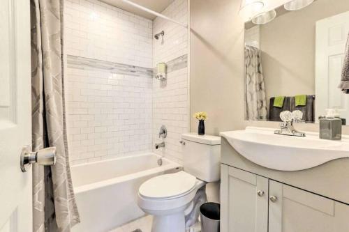 弗兰特罗亚尔Newly Renovated, Quaint, Modern 2-Bedroom Loft的白色的浴室设有卫生间和水槽。