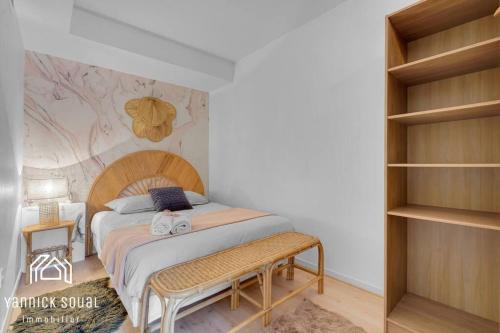 图卢兹L'ORMEAU FLAMINGO的一间卧室配有一张床,其中配有长凳