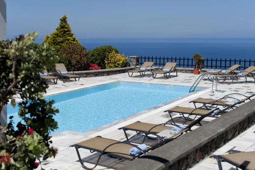 易莫洛林安索纳斯公寓酒店的一个带躺椅和椅子的游泳池