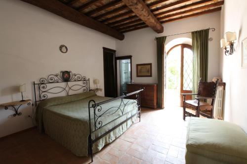 蒙特普齐亚诺Agriturismo San Gallo的一间卧室,卧室内配有一张床和一把椅子