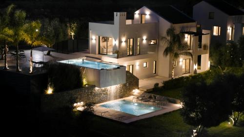 斯加雷塔Arbora Olea Luxury Resort的享有房子的空中景色,设有2个游泳池
