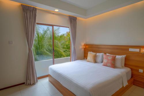GaafaruNiru Isle Maldives的一间卧室设有一张床和一个大窗户
