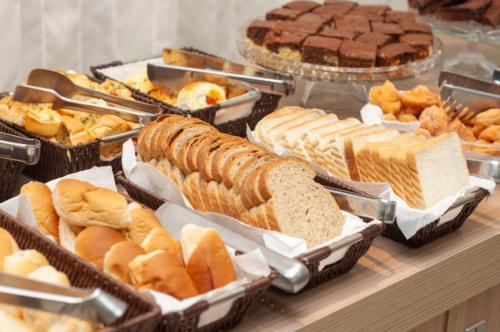伊瓜苏SMART IGUASSU HOTEL的各种面包和糕点的自助餐