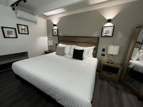 乔卢拉SOLSTICIO 212的卧室配有一张带白色床单和枕头的大床。