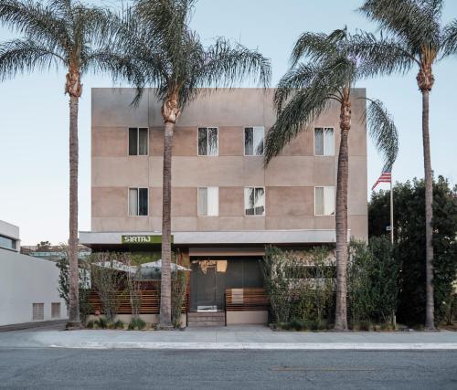 洛杉矶SIRTAJ – Beverly Hills的一座棕榈树建筑