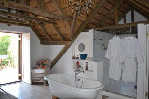 弗朗斯胡克Petite France:luxury thatched 4BRcottage with pool的一间带浴缸的浴室